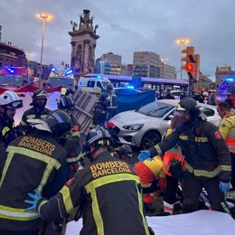 Un coche atropella a tres personas en la plaza Espanya de Barcelona