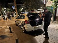 Dos jóvenes apuñalados leves por sendos robos en Malasaña