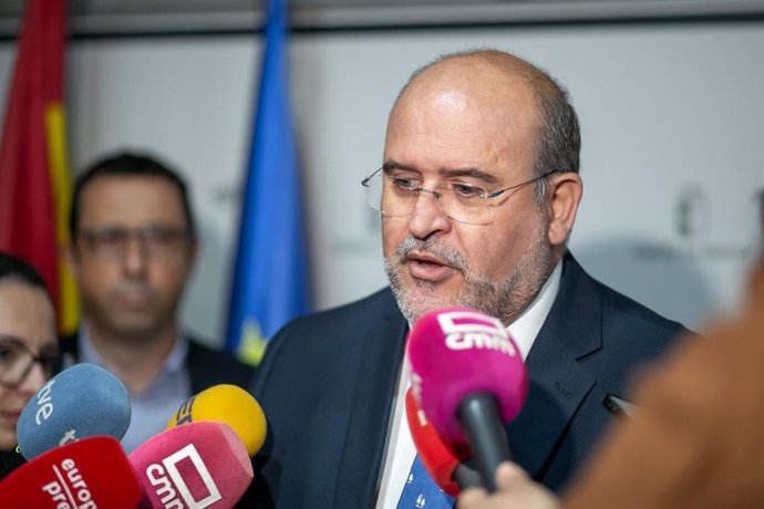 El vicepresidente primero del Gobierno de Castilla-La Mancha, José Luis Martínez Guijarro, atiende a los medios antes de inaugurar el curso 'Accesibilidad Universal en el Entorno' organizado por el Real Patronato sobre Discapacidad en Toledo.