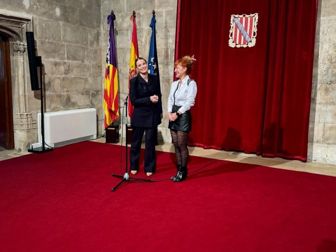 La presidenta del Gover, Marga Prohens, y la presidenta del Colegio Oficial de Graduados Sociales de Baleares, Apollnia M. Juli.
