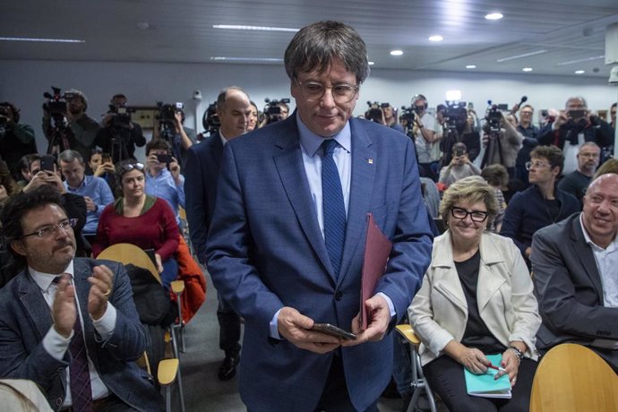 El expresidente de la Generalitat y eurodiputado de Junts, Carles Puigdemont, a su llegada para comparecer en una rueda de prensa para explicar los detalles del acuerdo de investidura con el PSOE, en el Parlamento Europeo, a 9 de noviembre de 2023, en Bru