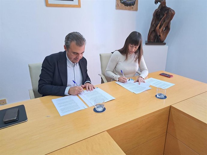 El conseller Vera firma en Formentera el convenio de gratuidad de 0-3 años.