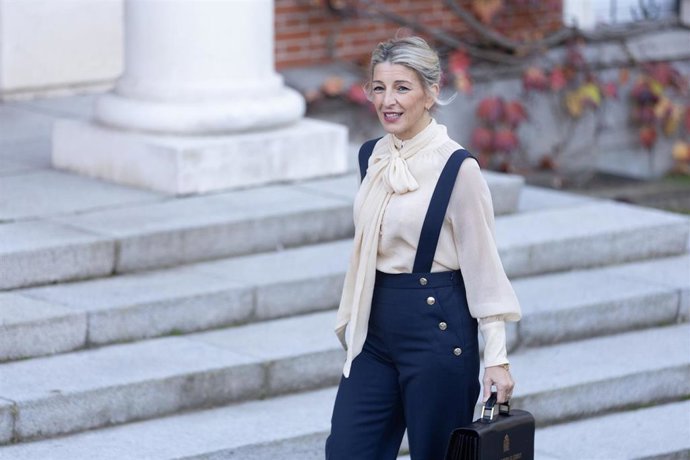 La vicepresidenta segunda y ministra de Trabajo y Economía Social, Yolanda Díaz, a su llegada a la primera reunión de Consejo de Ministros de la XV legislatura, en el Palacio de la Moncloa, a 22 de noviembre de 2023, en Madrid (España). 