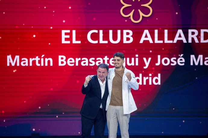 El cocinero José María Goñi, del restaurante El Club Allard (Madrid) recoge con su maestro el chef Martin Berasategui su primera estrella Michelin (1 estrella) en la Guía Michelin 2024, en la Gala Michelin celebrada en el CCIB de Fira de Barcelona en Barc