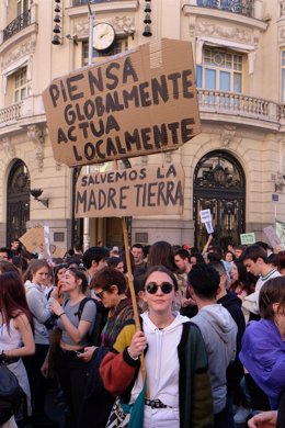 Archivo - Jóvenes de todo el mundo se movilizan el15 de marzo de 2019 en más de 2.052 ciudades y 123 países para pedirmedidas urgentes, dentro del movimiento conocido como Fridays For Future, inspiradosGreta Thunberg. Manifestación en Madrid