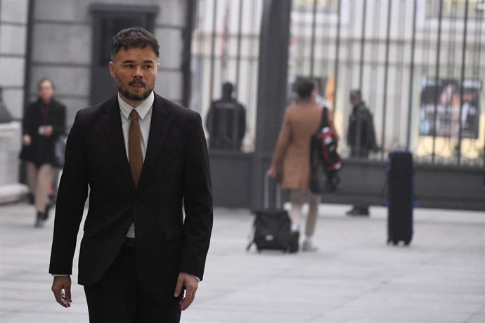 El portavoz de ERC en el Congreso, Gabriel Rufián, a su llegada a la segunda sesión del debate de investidura de Pedro Sánchez