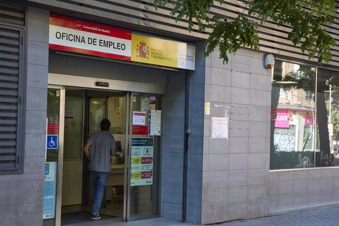 Archivo - Un hombre entra en una oficina de empleo, a 28 de julio de 2022, en Madrid (España). 