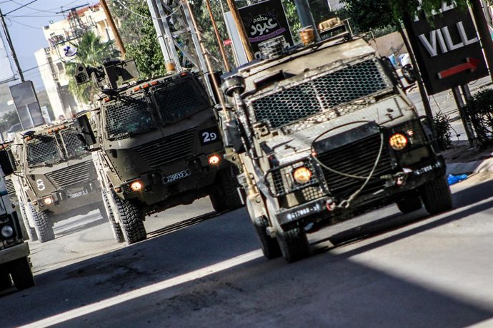 Vehículos militares del Israel durante una operación en el campamento de refugiados de Yenín, en Cisjordania (archivo)