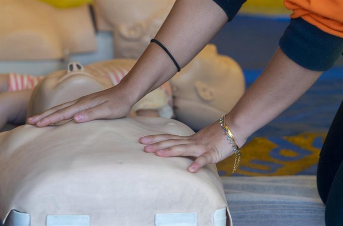 Archivo - Un sanitario realiza técnicas de reanimación cardiopulmonar.