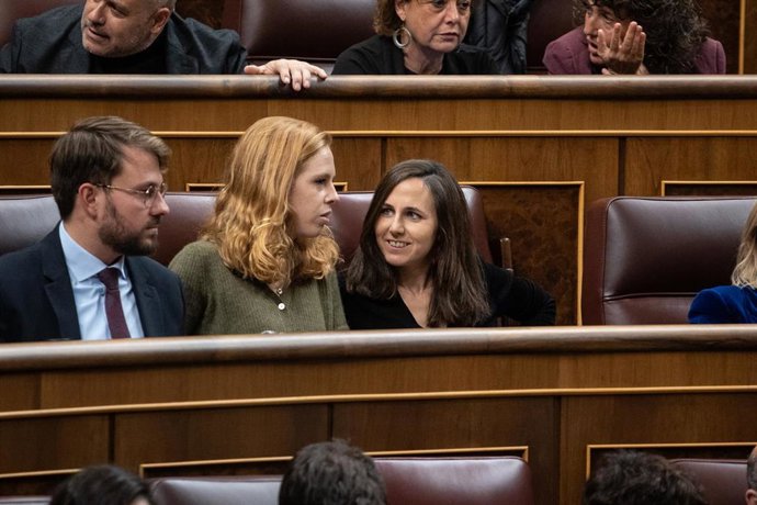 La ex secretaria de Estado para la Agenda 2030, Lilith Verstrynge (2i) y la secretaria general de Podemos, Ione Belarra (1d), durante una sesión plenaria, en el Congreso de los Diputados, a 28 de noviembre de 2023, en Madrid (España).