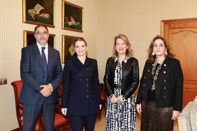 El director del Centro de Instituciones de CaixaBank en Baleares, Hilari Llabrés; la presidenta del Govern, Marga Prohens; la directora territorial de CaixaBank en Baleares, María Cruz Rivera, y la directora general de Política Financiera, Susana Pérez.