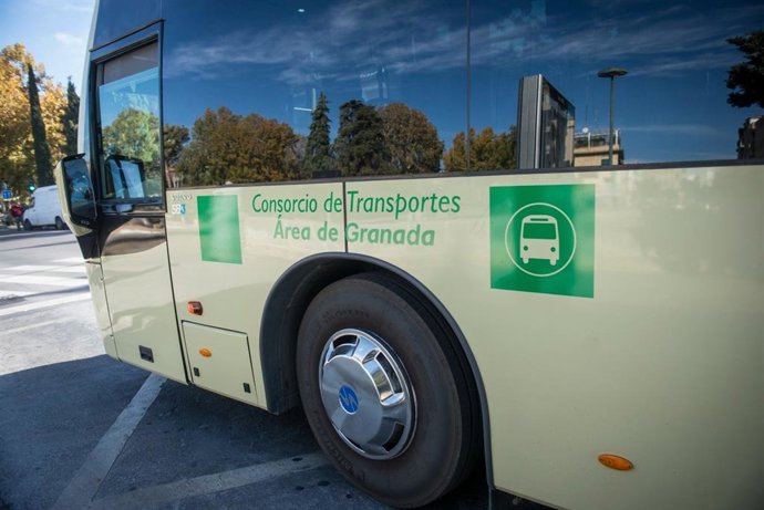 Archivo - Bus del Consorcio de Transporte de Granada. Archivo.