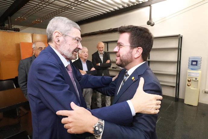 El presidente de la Generalitat, Pere Aragons, y el historiador Joan B. Culla