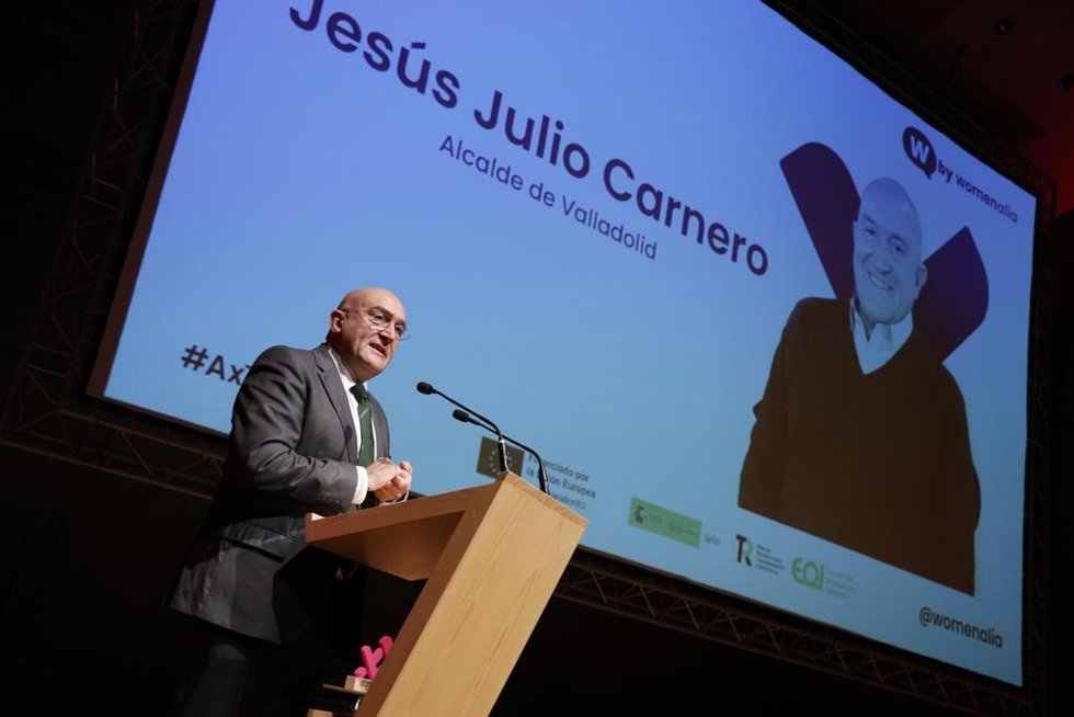 El alcalde de Valladolid, Jesús Julio Carnero, ha inaugurado hoy en el Centro Cultural Miguel Delibes AxTodas