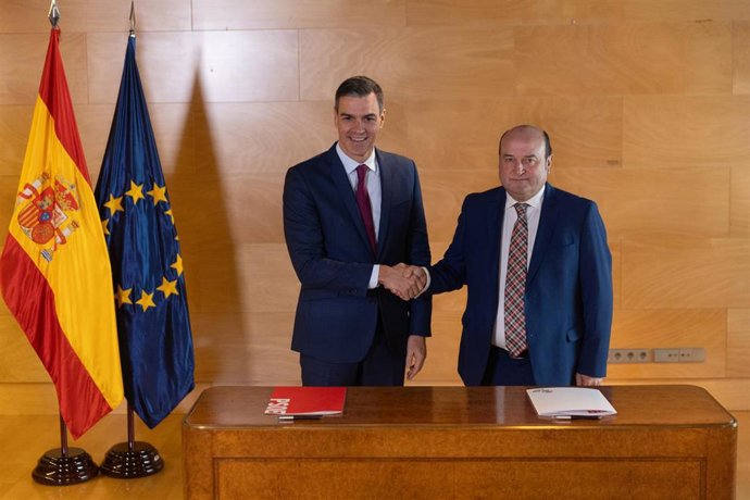 El presidente del Gobierno en funciones y candidato a la reelección, Pedro Sánchez (i), y el presidente del EBB del PNV, Andoni Ortuzar (d), firman un acuerdo para la investidura, en el Congreso de los Diputados, a 10 de noviembre de 2023, en Madrid 