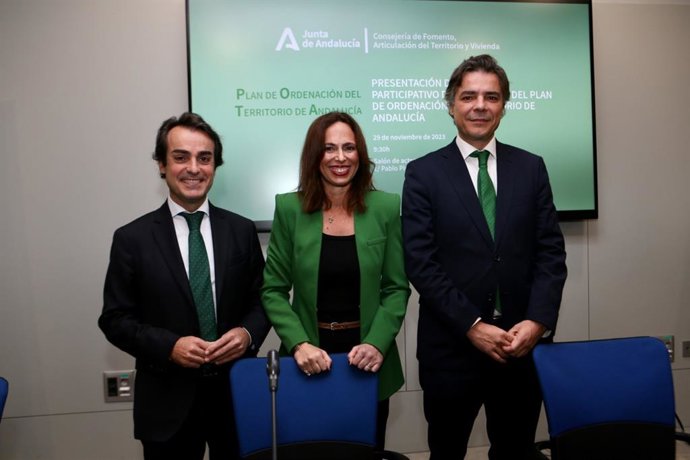 La consejera Rocío Díaz en la inauguración de la jornada junto al viceconsejero de Fomento, Articulación del Territorio y Vivienda, Mario Muñoz-Atanet; y el director general de Ordenación del Territorio, Urbanismo y Agenda Urbana, José Andrés Moreno.