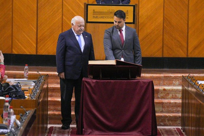 Mateo Hernández toma posesión de su puesto de parlamentario andaluz del PSOE por Almería.