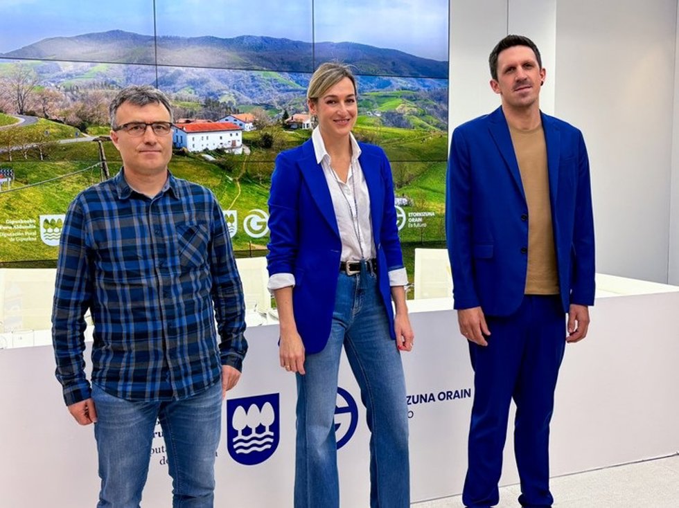 La diputada de Infraestructuras Viarias, Maria Ubarretxena, con los alcaldes de Aia y Berastegi