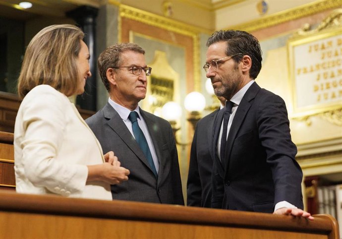 Archivo - (I-D) La portavoz del PP en el Congreso, Cuca Gamarra; el presidente del PP, Alberto Núñez Feijóo y el vicesecretario de Cultura y Sociedad Abierta del Partido Popular y diputado, Borja Sémper, a su llegada a una sesión plenaria, en el Congres
