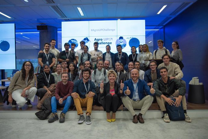 La responsable de Telefónica Open Innovation Campus, Almudena Moreno, y Alejandro Chinchilla, de la Red de Cátedras Telefónica, junto a un grupo de estudiantes de Universidad Politécnica de Madrid.
