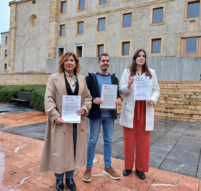 La concejala socialista Eva Pérez Ordieres, y los portavoces de IU - Más País - IAS y de Podemos, Javier Suárez Llana y Olaya Suárez, respectivamente, frente al edificio de Tabacalera.