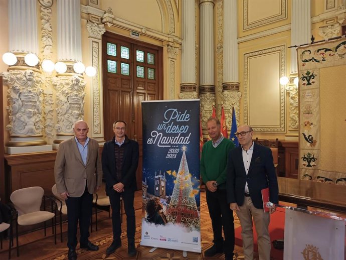 Concejal de Comercio, Mercados y Consumo, Victor Martín, acompañado por el presidente de AVADECO, Rafael Monedero Fernández; el presidente de FECOSVA, Jesús Herreras, y el vicepresidente de la Cámara de Comercio e Industria de Valladolid, Javier Labarga