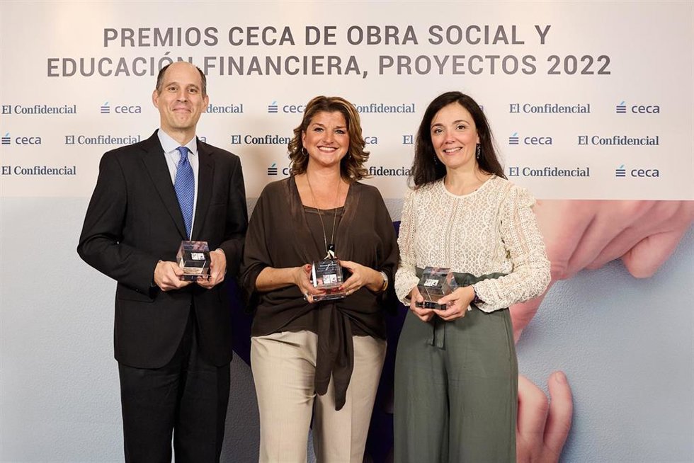 La jefa del Área de Desarrollo Profesional de Fundación Ibercaja, Mayte Santos; el jefe del Área Territorial de Madrid, Íñigo Aguirre, y la coordinadora de Proyectos de Educación, Carmen Campos, recogen los galardones de la CECA