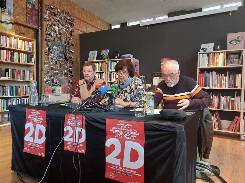 Miembros de la Plataforma Memoria y Democracia en la rueda de prensa