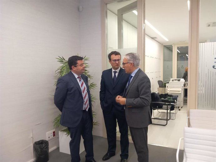 El consejero de Hacienda presenta el proyecto de Ley de Medidas Fiscales en el Colegio de Economistas