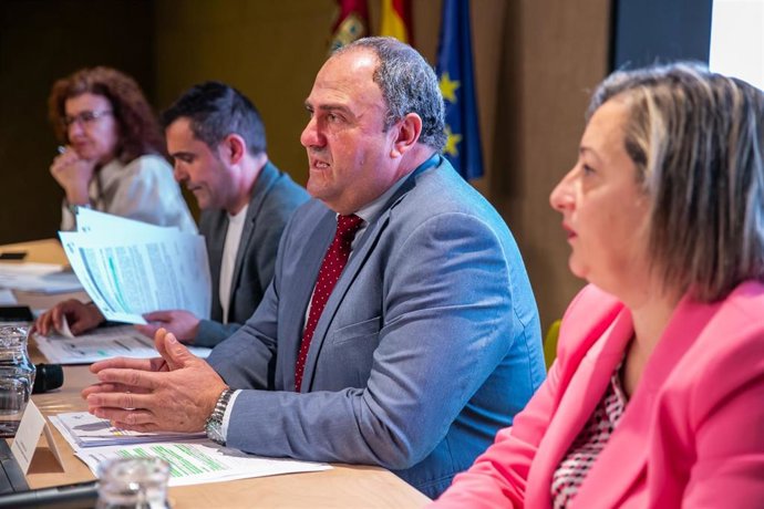 El consejero de Agricultura, Ganadería y Desarrollo Rural, Julián Martínez Lizán, preside el Comité Regional Vitinivícola.