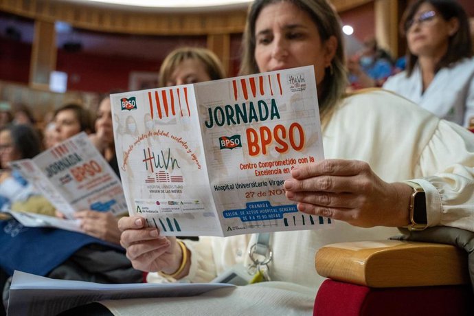 Enfermeras consultan el programa de las jornadas.