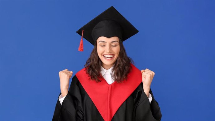 Una estudiante celebra su graduación