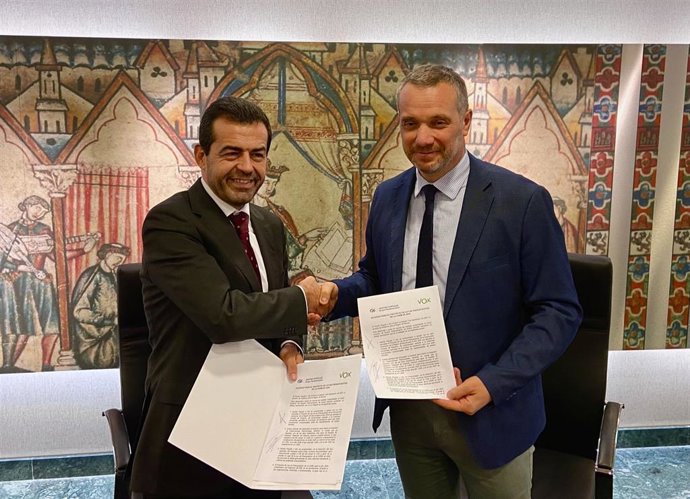 El portavoz del Grupo Parlamentario Popular en la Asamblea Regional, Joaquín Segado, a la derecha de la imagen