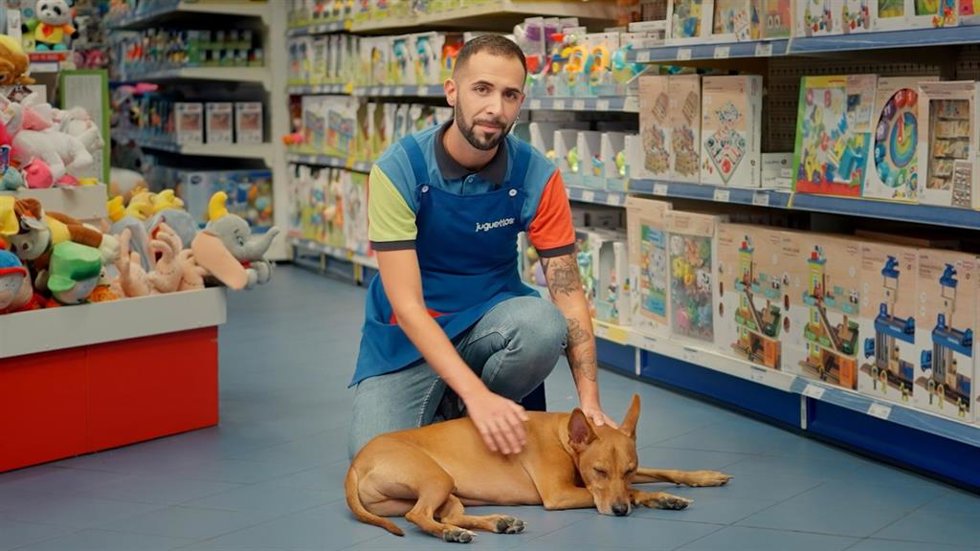 Juguettos lanza un catálogo con perros abandonados para concienciar a los niños de que las mascotas no son juguetes