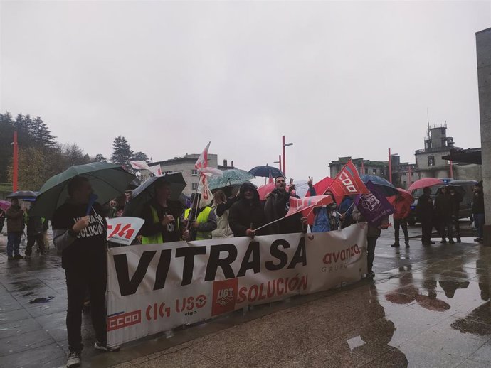 Concentración de trabajadores de Vitrasa, concesionaria del bus urbano, a las puertas del Ayuntamiento de Vigo, a 29 de noviembre de 2023.