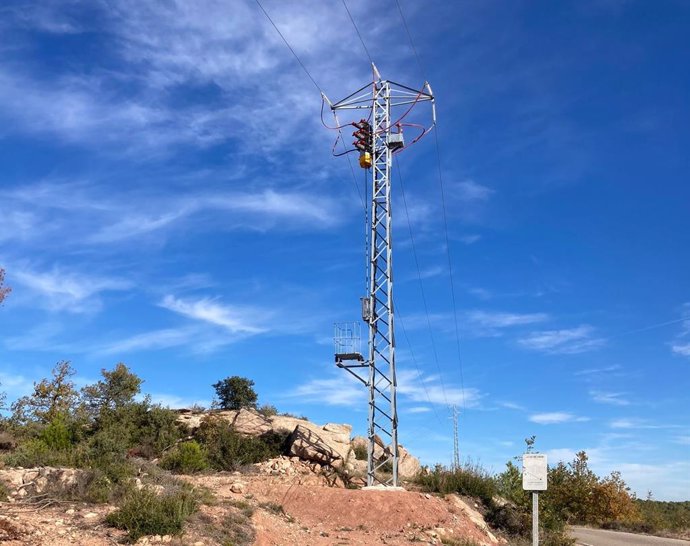 Archivo - Una de les noves torres installades d'Endesa