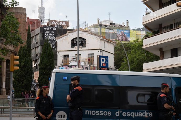 Archivo - Mossos d'Esquadra vigilan uno de los edificios de la plaza de la Bonanova, donde se encuentran los edificios okupados La Runa y el Kubo, a 11 de mayo de 2023, en Barcelona, Catalunya (España). 