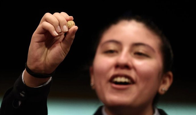 Archivo - Yanisse Alexandra, una de las niñas de la residencia de San Ildefonso, posa minutos después de cantar el primer premio 86148, durante la celebración del Sorteo Extraordinario de la Lotería de Navidad 2021 en el Teatro Real de Madrid, a 22 de d