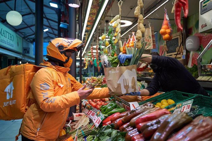 Archivo - Repartidor de Just Eat en un mercado