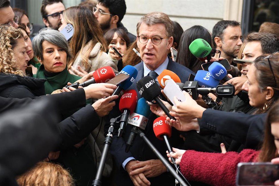 El presidente del PP, Alberto Núñez Feijóo, ofrece declaraciones a medios a su llegada a la Solemne Sesión de Apertura de las Cortes Generales de la XV Legislatura, en el Congreso de los Diputados, a 29 de noviembre de 2023, en Madrid (España). El Rey a