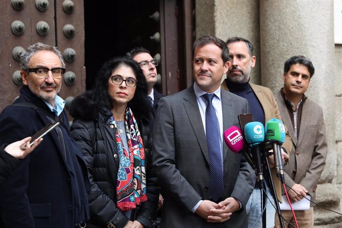 El alcalde de Toledo, Carlos Velázquez, atiende a los medios antes de participar en el Consejo Local de Mayores.