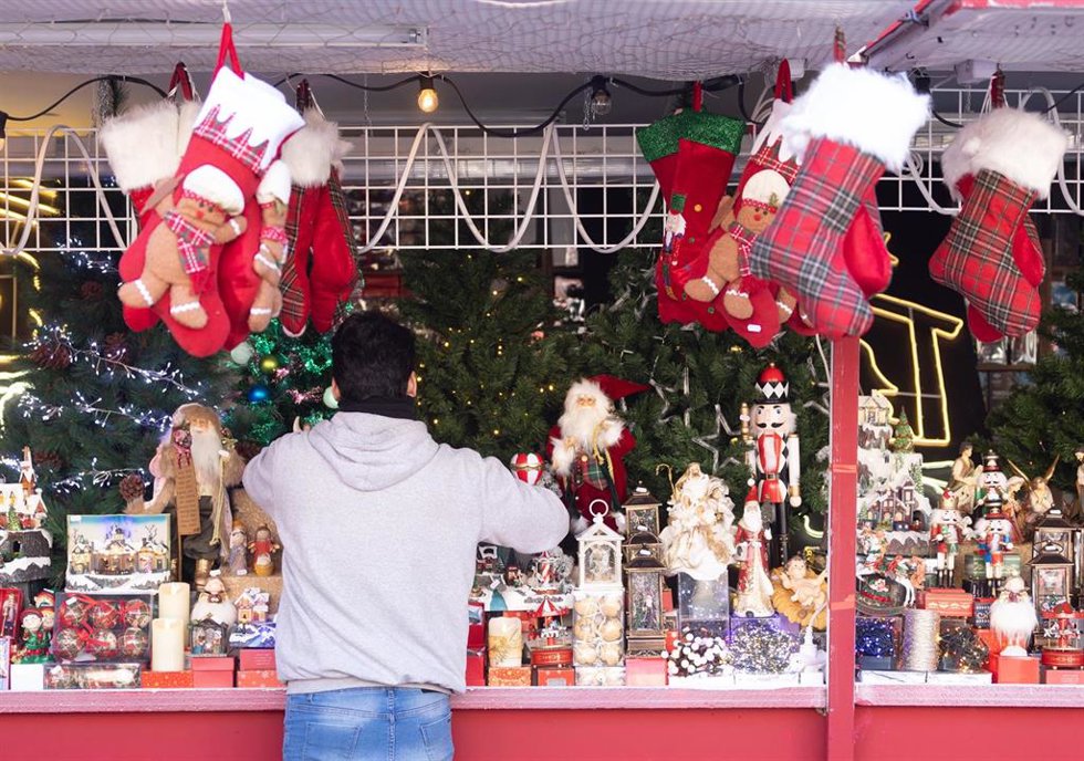 Un hombre observa una caseta del mercadillo de Navidad, en la Plaza Mayor, a 24 de noviembre de 2023, en Madrid (España). 