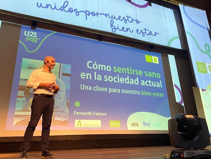 Fernando Fabiani imparte una conferencia en el 'Ufest' en Colombia.