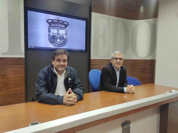 Los ediles de IU-Convocatoria por Oviedo, Alejandro Suárez y Gaspar Llamazares, en una imagen de archivo.