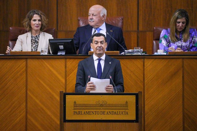 El presidente de la Junta de Andalucía, Juanma Moreno interviene en el pleno, a 29 de noviembre de 2023, en Sevilla, Andalucía (España). 