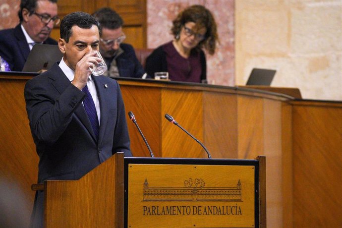 El presidente de la Junta de Andalucía, Juanma Moreno interviene en el pleno, a 29 de noviembre de 2023, en Sevilla, Andalucía (España). El presidente de la Junta de Andalucía, Juanma Moreno, abre la sesión del debate de la comunidad, acordado para los 