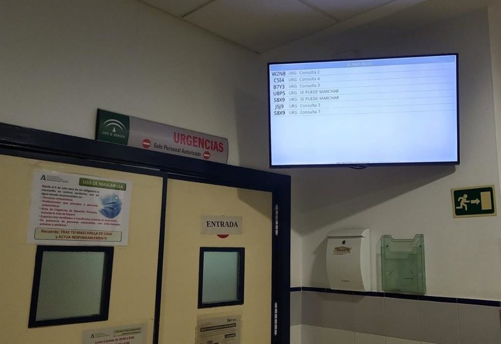 Imagen de una pantalla instalada para el funcionamiento del sistema 'TurnoSAS' en Huelva.