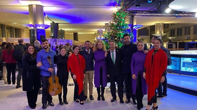 El grupo 'Al son de Paterna' con el alcalde, Andrés Clavijo, en el Parlamento Europeo.