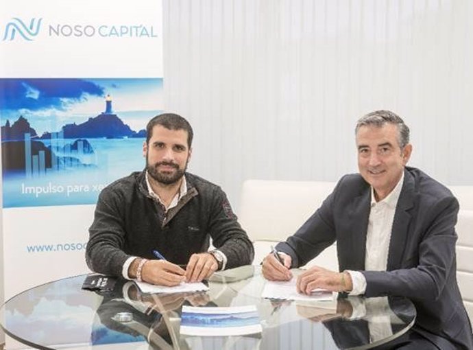 El consejero delegado de Velca, Emilio Froján, y el gerente de Noso Capital, Tomás Perez, firmando el acuerdo de inversión.