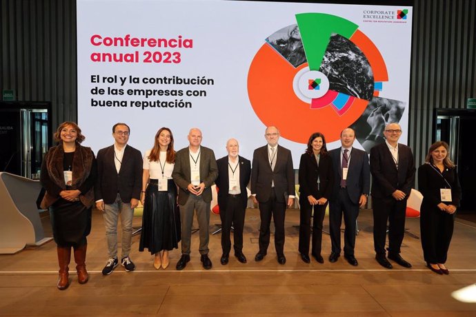Foto de familia de los ponentes que han participado en  la Conferencia Anual 2023 de Corporate Excellence.